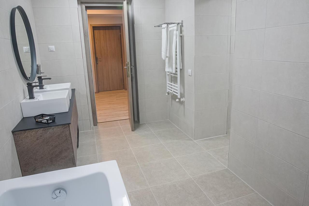 Corvin House Hotell Hunedoara Exteriör bild