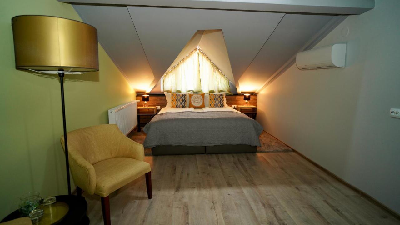 Corvin House Hotell Hunedoara Exteriör bild