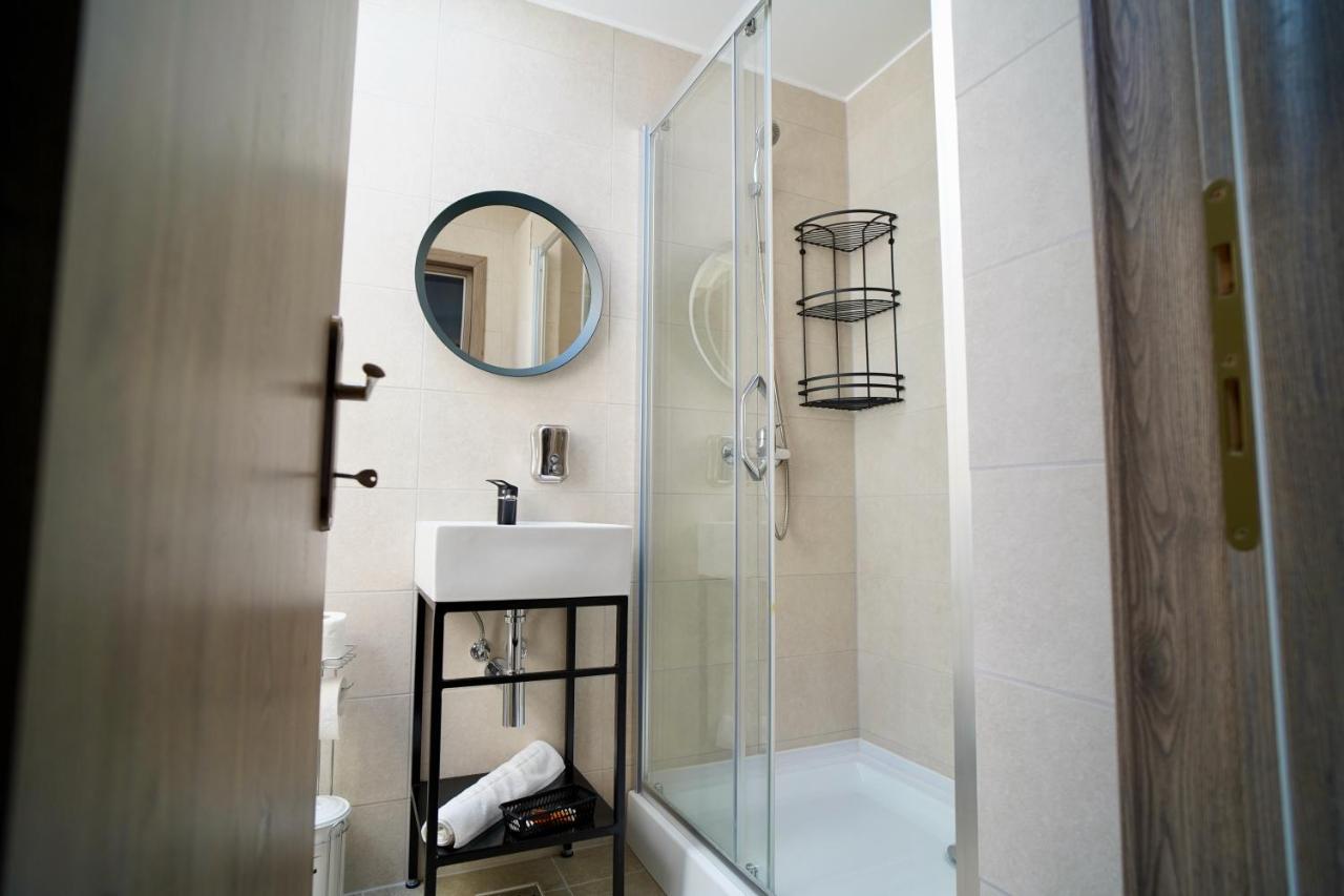 Corvin House Hotell Hunedoara Exteriör bild